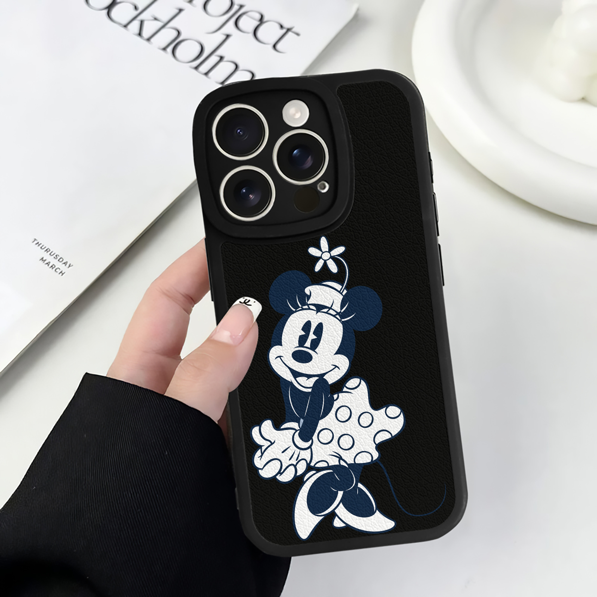 （画像用） ミッキーマウス Mickey Mouse 【iPhone 16シリーズ対応】シリコンスマホケース（レザー調） 材質：シリコン
